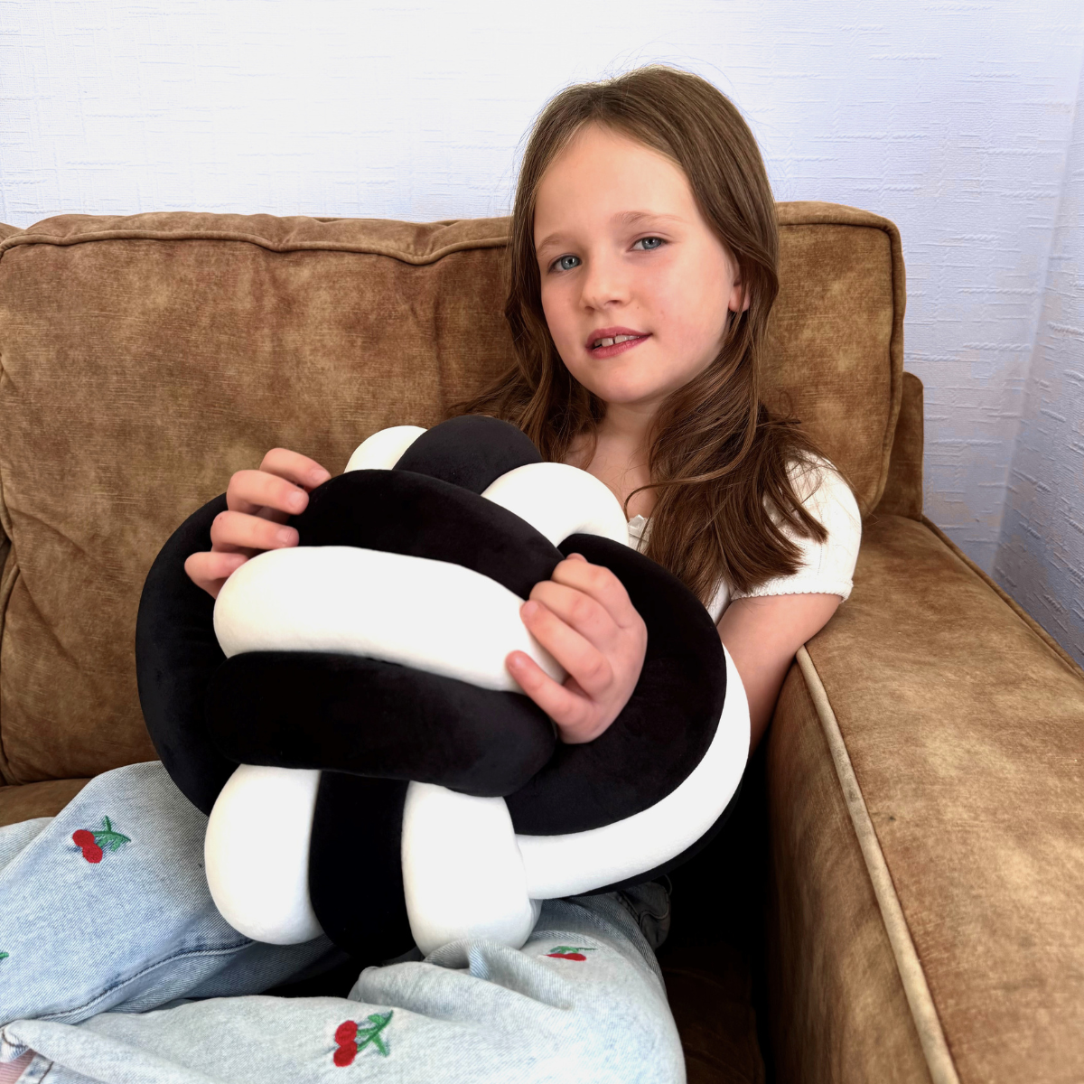 Playlearn Cuddle Ball - Black & White